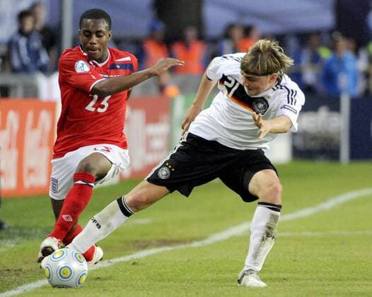 Danny Rose (England U21, li.) gegen Marcel Schmelzer (Deutschland U21) -  Fußball Länderspiel Herren U 21 EM 2009, Nationalmannschaft, Nationaltrikot, Deutschland - England 1:1 Gruppe Halmstad Dynamik,