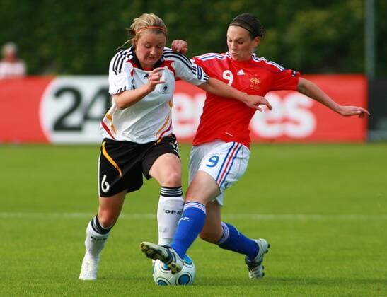 Claudia Götte (Deutschland U17, li.) gegen Lea Le Garrec (Frankreich U17) Fußball EM Damen U17 EM 2009, U 17, Länderspiel, Nationalteam, Nationaltrikot, Junioren, Nachwuchs, Jugend Gruppe Halbfinale Nyon Dynamik, 