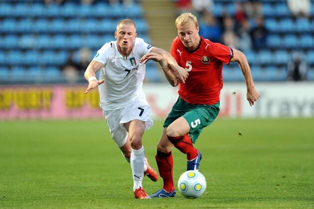 Ignazio Abate (Italien U21, li.) gegen Maksim Bordachov (Weißrussland U21) -  Fußball Länderspiel Herren U 21 EM 2009, Nationalteam, Nationaltrikot Gruppe Helsingborg Dynamik,