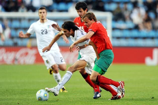 Robert Acquafresca (Italien U21, li.) gegen Nikolai Osipovich (Weißrussland U21) -  Fußball Länderspiel Herren U 21 EM 2009, Nationalteam, Nationaltrikot Gruppe Helsingborg Dynamik,