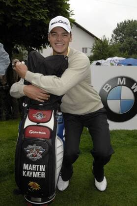 Martin Kaymer (Deutschland) herzt am Rande des Pro Am der BMW International Open 2009 in München Eichenried seine TaylorMade Golftasche Golf Herren BMW International Open 2009, PGA European Tour, ProAm, Pro Am, Einzelbild Eichenried München Freude,