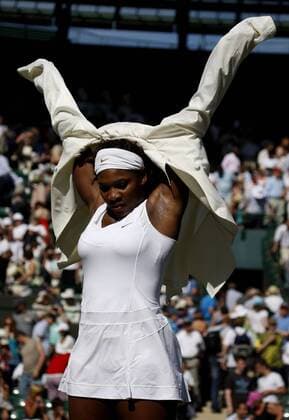 Serena Williams (USA) zieht ihre Jacke an Tennis Damen All England Championships 2009, WTA Tour, Grand Slam, Einzelbild Wimbledon London