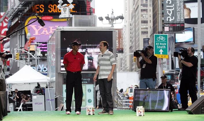 Tiger Woods (USA, li.) spielt mit Schauspieler Jimmy Fallon am Time Square in New York Tiger Woods PGA Tour 10 Wii Golf -  (NYP20090625204) Golf Herren E Sports 2009, Spiel Computerspiel, Simulation, Computersimulation, Videospiel o0 esports Totale Promotiontermin New York, NY, N.Y.