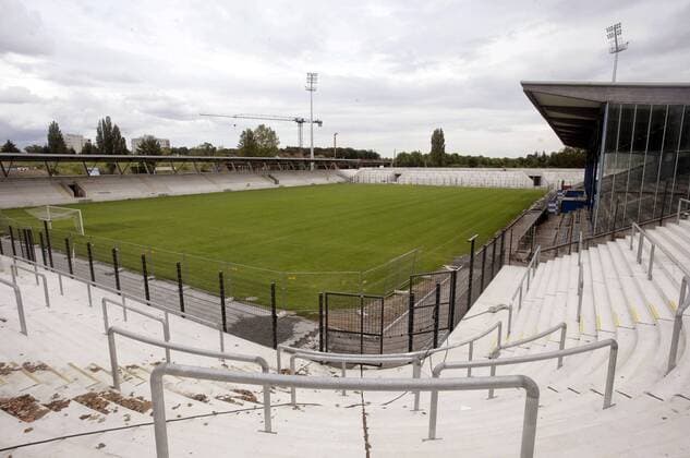 Fußball, Stadiongeschichte FSV Frankfurt Innenansicht des Volksbankstadions - Heimspielstätte des FSV Frankfurt Fußball 2. BL Herren Saison 2009 2010, FSV Frankfurt Totale Volksbankstadion Frankfurt M.