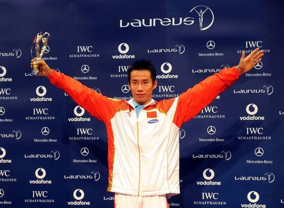 Xiao Qin (China) mit seinem Preis anlässlich des Laureus World Team of the Year Award 2009 in Peking -  Herren Laureus World Team of the Year Award 2009, Preisverleihung, Ehrung, Sportlerehrung Einzelbild o0 des Jahres Peking