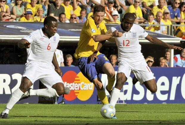 Marcus Berg (Schweden U21, Mitte) gegen Nedum Onuoha (li.) und Fabrice Muamba (beide England U21) -  Fußball Länderspiel Herren U21 EM 2009, U 21 Nationalteam Nationaltrikot, England U21 - Schweden U21 5:4 n.E., Halbfinale Gruppe Göteborg Dynamik, Kampf,