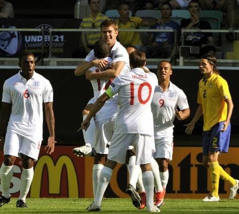 Torjubel England U21, u.a. Torschütze Martin Cranie (obenauf) -  Fußball Länderspiel Herren U21 EM 2009, U 21 Nationalteam Nationaltrikot, England U21 - Schweden U21 5:4 n.E., Halbfinale Gruppe Göteborg Freude,