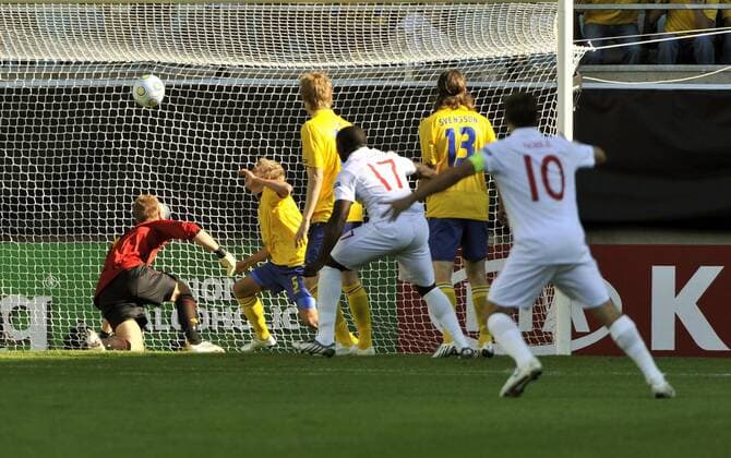 Torwart Johan Dahlin (Schweden U21) kassiert das 0:1 -  Fußball Länderspiel Herren U21 EM 2009, U 21 Nationalteam Nationaltrikot, England U21 - Schweden U21 5:4 n.E., Halbfinale Gruppe Göteborg