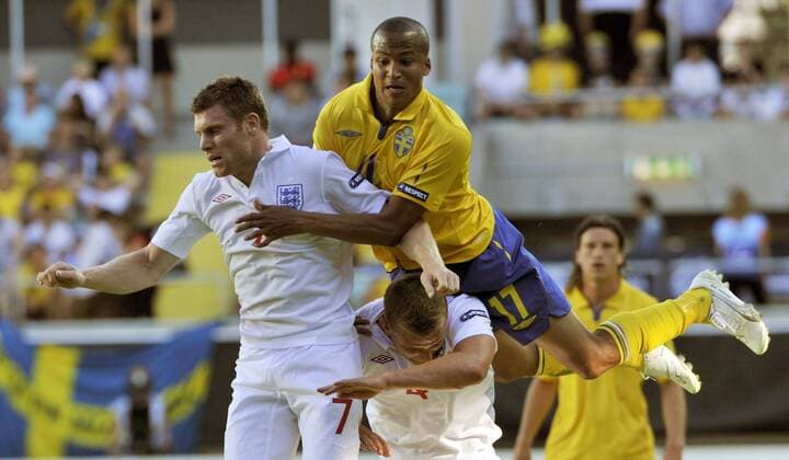 James Milner (li.) und Lee Cattermole (beide England U21) gegen Martin Olsson (Schweden U21) -  Fußball Länderspiel Herren U21 EM 2009, U 21 Nationalteam Nationaltrikot, England U21 - Schweden U21 5:4 n.E., Halbfinale Gruppe Göteborg Dynamik, Kampf,