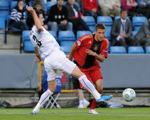 Fabian Johnson (Deutschland U21, re.) gegen Marco Motta (Italien U21) Fußball Länderspiel Herren U21 EM Halbfinale 2009, U 21, Nationalteam, Nationaltrikot, Deutschland U21 - Italien U21 Gruppe Helsingborg Dynamik,