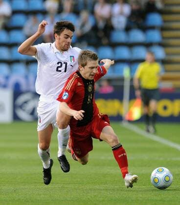 Marko Marin (Deutschland U21, re.) gegen Luca Cigarini (Italien U21) Fußball Länderspiel Herren U21 EM Halbfinale 2009, U 21, Nationalteam, Nationaltrikot, Deutschland U21 - Italien U21 Gruppe Helsingborg Dynamik, Kampf,