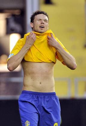 Marcus Berg (Schweden U21) enttäuscht ob des verpassten Finaleinzugs -  Fußball Länderspiel Herren U21 EM 2009, U 21, Nationalmannschaft, Nationaltrikot, Halbfinale, Einzelbild Göteborg Enttäuschung,