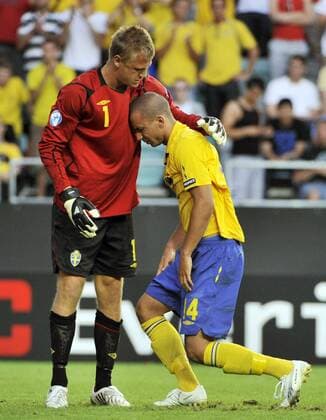 Torwart Johan Dahlin (li.) tröstet Guillermo Molins (beide Schweden U21) enttäuscht ob des verpassten Finaleinzugs -  Fußball Länderspiel Herren U21 EM 2009, U 21, Nationalmannschaft, Nationaltrikot, Halbfinale, Gruppe Göteborg Enttäuschung,