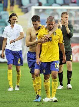 Guillermo Molins (re.) und Marcus Berg (beide Schweden U21) enttäuscht ob des verpassten Finaleinzugs -  Fußball Länderspiel Herren U21 EM 2009, U 21, Nationalmannschaft, Nationaltrikot, Halbfinale, Gruppe Göteborg Enttäuschung,