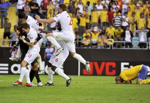 Schlussjubel England und Enttäuschung bei Schweden - der englische Finaleinzug ist perfekt -  Fußball Länderspiel Herren U21 EM 2009, U 21, Nationalmannschaft, Nationaltrikot, Halbfinale, Gruppe Göteborg Freude,
