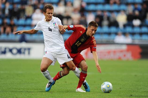 Domenico Criscito (Italien U21, li.) gegen Fabian Johnson (Deutschland U21) -  Fußball Länderspiel Herren U21 EM 2009, U 21, Nationalteam, Nationaltrikot, Halbfinale, Deutschland U21 - Italien U21 Gruppe Helsingborg Kampf, Dynamik,
