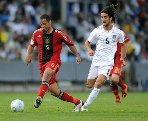 Dennis Aogo (Deutschland U21, re.) gegen Piermario Marosini (Italien U21) Fußball Länderspiel Herren U21 EM 2009, U 21, Nationalteam, Nationaltrikot, Halbfinale, Deutschland U21 - Italien U21 Gruppe Helsingborg Dynamik,