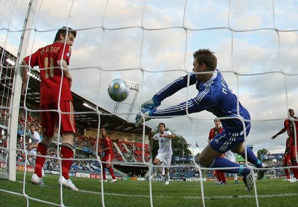 Torwart Manuel Neuer (re.) rettet auf der Torlinie, beobachtet von Marko Marin (beide Deutschland U21) Fußball Länderspiel Herren U21 EM 2009, U 21, Nationalteam, Nationaltrikot, Halbfinale, Deutschland U21 - Italien U21 Gruppe Helsingborg Dynamik,