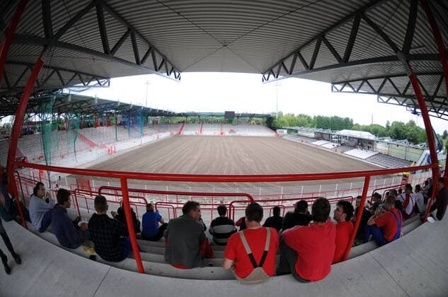 Bauarbeiter im Stadion an der alten Försterei haben Mittagspause Fußball 2. BL Herren Saison 2009 2010, 1. FC Union Berlin, Totale An der Alten Försterei, Alte Försterei, Wuhlheide Berlin