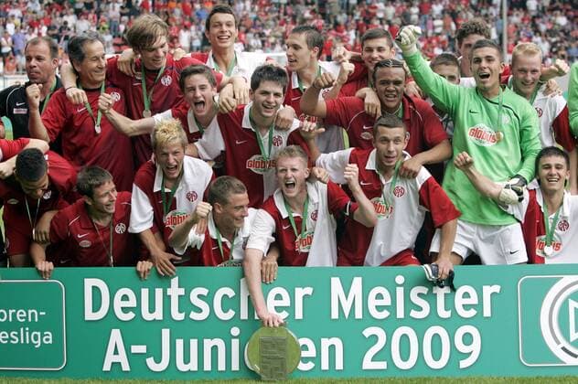 Mainz U19 ist deutscher A Junioren Meister 2009 Fußball Herren A Junioren Bundesliga 2008 2009, U19, U 19, Finale FSV Mainz 05 Totale o0 Jugend Mainz Freude, Begeisterung,