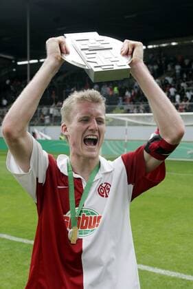 Andre Schürrle (Mainz U19) - deutscher A Junioren Meister 2009 - mit der Trophäe Fußball Herren A Junioren Bundesliga 2008 2009, U19, U 19, Finale FSV Mainz 05 Einzelbild o0 Jugend Mainz Freude, Begeisterung,