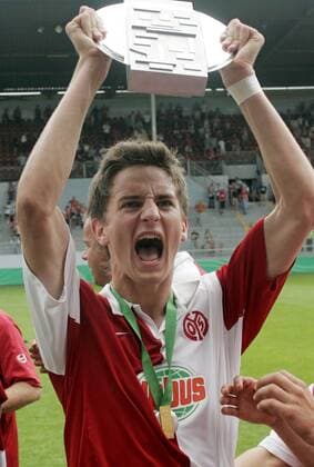 Konstantin Fring (Mainz U19) - deutscher A Junioren Meister 2009 - mit der Trophäe Fußball Herren A Junioren Bundesliga 2008 2009, U19, U 19, Finale FSV Mainz 05 Einzelbild o0 Jugend Mainz Freude, Begeisterung,