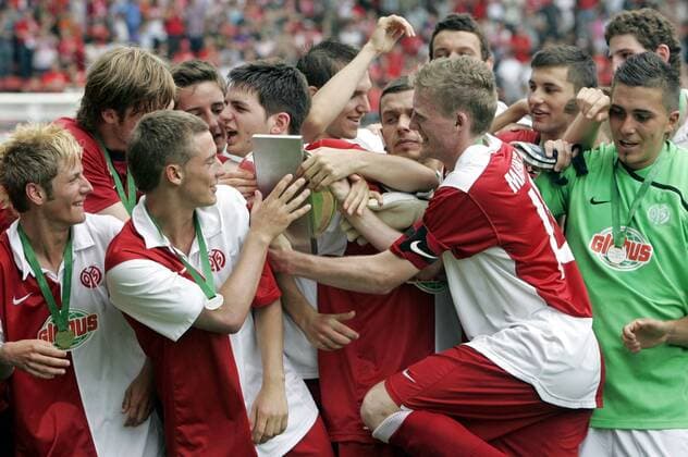 Mainz U19 ist deutscher A Junioren Meister 2009 Fußball Herren A Junioren Bundesliga 2008 2009, U19, U 19, Finale FSV Mainz 05 Gruppe o0 Jugend Mainz Freude,