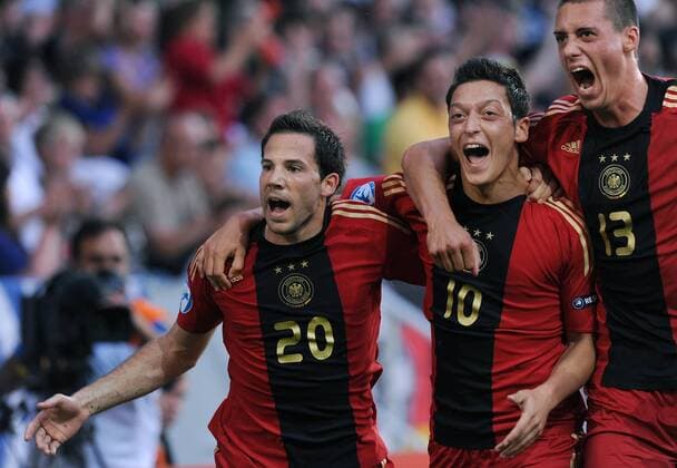 Gonzalo Castro (li.), Mesut Özil (Mitte) und Sandro Wagner (alle Deutschland U21) - Torjubel Fußball Länderspiel Herren U21 EM Finale 2009, U21, Nationalteam, Nationaltrikot Gruppe Malmö Freude, Begeisterung,
