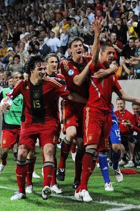 Torjubel Deutschland U21, v.re.: Sandro Wagner, Sebastian Boenisch, Fabian Johnson, und Mats Hummels -  Fußball EM Herren U21 EM 2009, U 21, Nationalmannschaft, Nationaltrikot Gruppe Finale Malmö Freude, Begeisterung,
