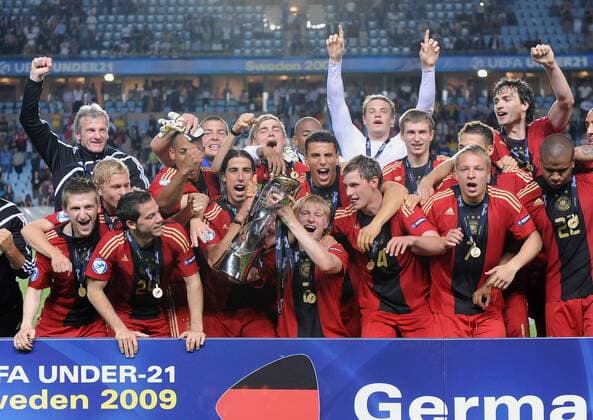 Deutschland U21 ist Europameister 2009, v.li.: Marko Marin, Dennis Grote, Gonzalo Castro, Dennis Aogo, Torwart Florian Fromlowitz, Sami Khedira, Marcel Schmelzer, Andreas Beck mit Trophäe, Änis Ben Hatira, Benedikt Höwedes, Torwart Manuel Neuer, Daniel... Fußball Länderspiel Herren U21 EM 2009, U 21, Nationalteam, Finale, Nationaltrikot Totale Malmö Freude, Begeisterung,