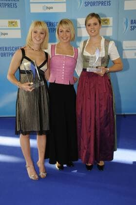 Laudatorin Magdalena Neuner (Mitte) mit Viktoria Rebensburg (li.) und Miriam Gössner (beide Deutschland) - Preisträger in der Kategorie Nachwuchssportlerin - anlässlich der Verleihung des bayrischen Sportpreises 2009 Alpiner Skilauf Damen Bayerischer Sportpreis 2009, Sportlerehrung, Ehrung, Preisverleihung Gruppe München