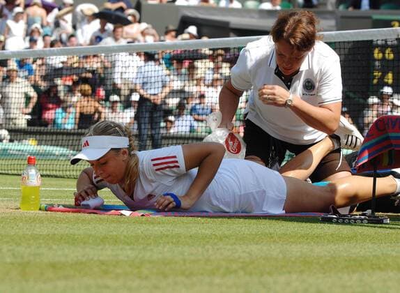 Sabine Lisicki (Deutschland, u.) - Behandlungspause -  Tennis Damen All England Championships 2009, Grand Slam, WTA Tour Gruppe Wimbledon London