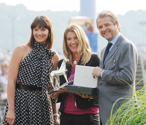Preisverleihung Medienpreis Silbernes Pferd 2009 v.li.: Franziska van Almsick, Preisträgerin Inken Pallas (SWR, Geschäftsführer Daniel Barth (Faber Castell) Pferdesport Herren CHIO 2009, Weltfest des Pferdesports, Journalistenpreis, Journalist, Sportjournalist Gruppe Aachen ARD