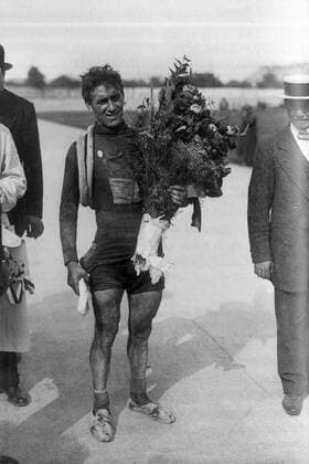Philippe Thys (Belgien) - Gesamtsieger der Tour de France 1913 -  Radsport Herren Tour de France 1913, Straßenradsport, Straße, Rad, Geschichte, Radsportgeschichte, Gruppe Aufnahmedatum geschätzt, Freude,