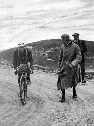 Philippe Thys (Belgien) im Anstieg zum Col du Galibier -  Radsport Herren Tour de France 1913, Straßenradsport, Straße, Rad, Geschichte, Radsportgeschichte, Gruppe Aufnahmedatum geschätzt,