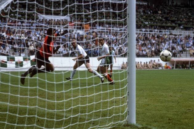 Horst Hrubesch (BR Deutschland, Mitte) gegen Torwart Mahdi Cerbah (Algerien) Fußball WM Herren WM 1982, Länderspiel, Nationalteam, Nationaltrikot, BR Deutschland - Algerien 1:2, BRD Gruppe Gijon Dynamik,