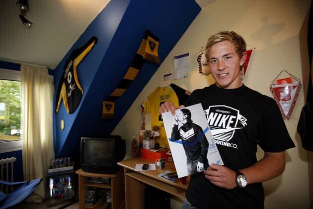 Lewis Holtby (Deutschland Alemannia Aachen) hat in seinem Zimmer ein Foto von Rafael Nadal (Spanien) Fußball 2. BL Herren Saison 2008 2009, Shooting, Fotostory, Homestory, Einzelbild Erkelenz