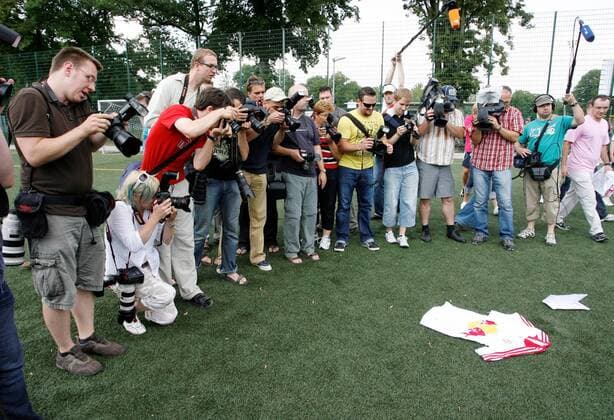 Sportfotografen lichten ein Trikot ab beim Pressetermin von RasenBallsport Leipzig: RedBull übernimmt den SSV Markranstädt und nennt sich fortan RB Leipzig -  Fußball Herren NOFV Oberliga Süd Nordost 2009 2010, Präsentation, Fotografen, Medieninteresse Totale Markranstädt Leipzig