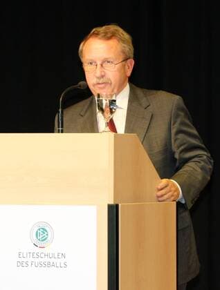 Helmut Rau (Deutschland Minister für Kultus, Jugend und Sport Baden Württemberg) anlässlich des Festakts zur Auszeichnung der Sinsheimer Eliteschulen des Fußballs 2009 Fußball Herren Auszeichnung der Sinsheimer DFB Eliteschulen des Fußballs 2009, Ehrung Einzelbild Sinsheim