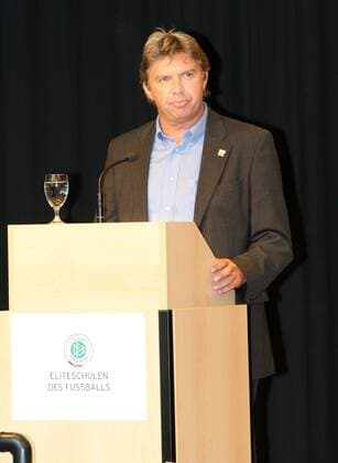 Präsident Ronny Zimmermann (Badischer Fußballverband) anlässlich des Festakts zur Auszeichnung der Sinsheimer Eliteschulen des Fußballs 2009 Fußball Herren Auszeichnung der Sinsheimer DFB Eliteschulen des Fußballs 2009, Ehrung Einzelbild Sinsheim
