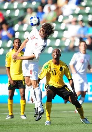 Dejan Jakovic (Kanada, li.) gegen Luton Shelton (Jamaika) - (Icon0070907030431) Fußball Länderspiel Herren Concacaf Gold Cup 2009, Goldcup, Nationalteam, Nationaltrikot Kanada - Jamaika 1:0 Gruppe Carson Dynamik, EDITORIAL USE ONLY