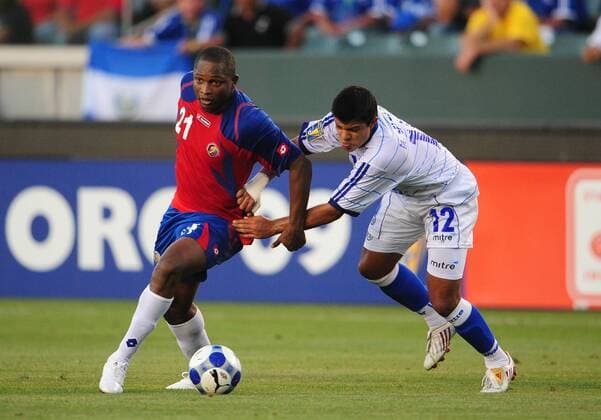 Froylan Ledezma (Costa Rica, li.) gegen Manuel Salazar (El Salvador) - (Icon20103760) Fußball Länderspiel Herren Concacaf Gold Cup 2009, GoldCup, Nationalteam, Nationaltrikot, Costa Rica - El Salvador 1:2 Gruppe Carson Dynamik, Kampf, EDITORIAL USE ONLY