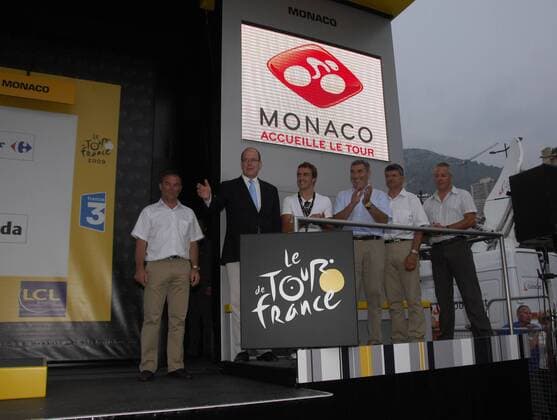Pressetermin vor dem Prolog der Tour de France 2009 in Monaco, v.li.: Bernard Hinault (Frankreich), Prinz Albert von Monaco, Rennfahrer Fernando Alonso (Spanien), Eddy Merckx (Belgien) und Bernard Thevenet (Frankreich) -  Radsport Herren Tour de France 2009, Prolog, Zeitfahren, Einzelzeitfahren, Straßenradsport, Straße, Rad Gruppe o0 1. Etappe Monaco