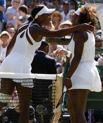 Venus Williams (li.) gratuliert ihrer Schwester Serena Williams (beide USA) zum Sieg der All England Championships 2009 -  Tennis Damen All England Championships 2009, Grand Slam, WTA Tour, Finale Gruppe Wimbledon London