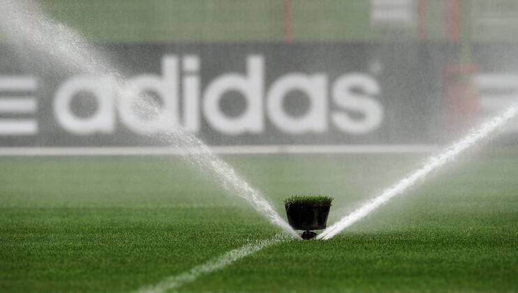 Versenkbarer Rasensprenger im Trainingsgelände des FC Bayern München -  Fußball 1. BL Herren Saison 2009 2010, Training, FC Bayern München Einzelbild Werbebande, Bande, Werbung München