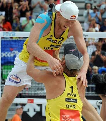 Jonas Reckermann (obenauf) und Julius Brink (beide Deutschland) sind Weltmeister 2009 -  Beachvolleyball WM Herren Beach WM 2009 Gruppe Stavanger Begeisterung, Freude,