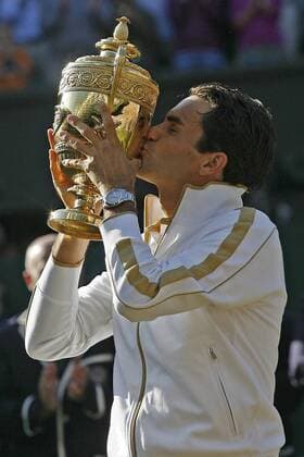 Roger Federer (Schweiz), Sieger der All England Championships 2009, küßt die Trophäe und zeigt dabei die Rolex Uhr seines persönlichen Sponsors -  Tennis Herren All England Championships 2009, ATP Tour, Grand Slam, Finale, Einzelbild Wimbledon London Freude, Begeisterung,