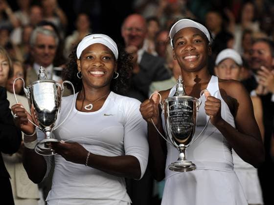 Serena Williams (li.) und Schwester Venus Williams (beide USA) gewinnen Wimbledon 2009 Tennis Damen All England Championships 2009, Grand Slam, WTA Tour, Finale Gruppe Wimbledon London Begeisterung, Freude,