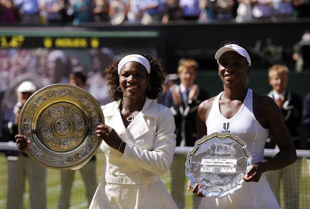 Serena Williams (li.) gewinnt das Wimbledon Finale 2009 gegen Schwester Venus Williams (beide USA) Tennis Damen All England Championships 2009, Grand Slam, WTA Tour, Finale Gruppe Wimbledon London Begeisterung, Freude,