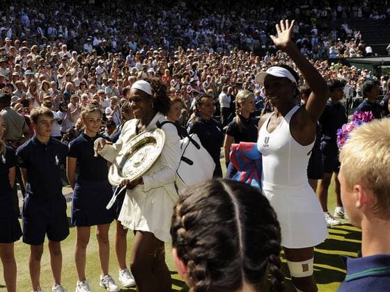 Serena Williams (li.) gewinnt das Wimbledon Finale 2009 gegen Schwester Venus Williams (beide USA) Tennis Damen All England Championships 2009, Grand Slam, WTA Tour, Finale Gruppe Wimbledon London Begeisterung, Freude,